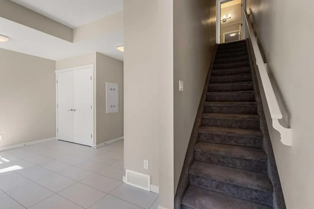 218 Sherwood NW Calgary AB T3R0Y2