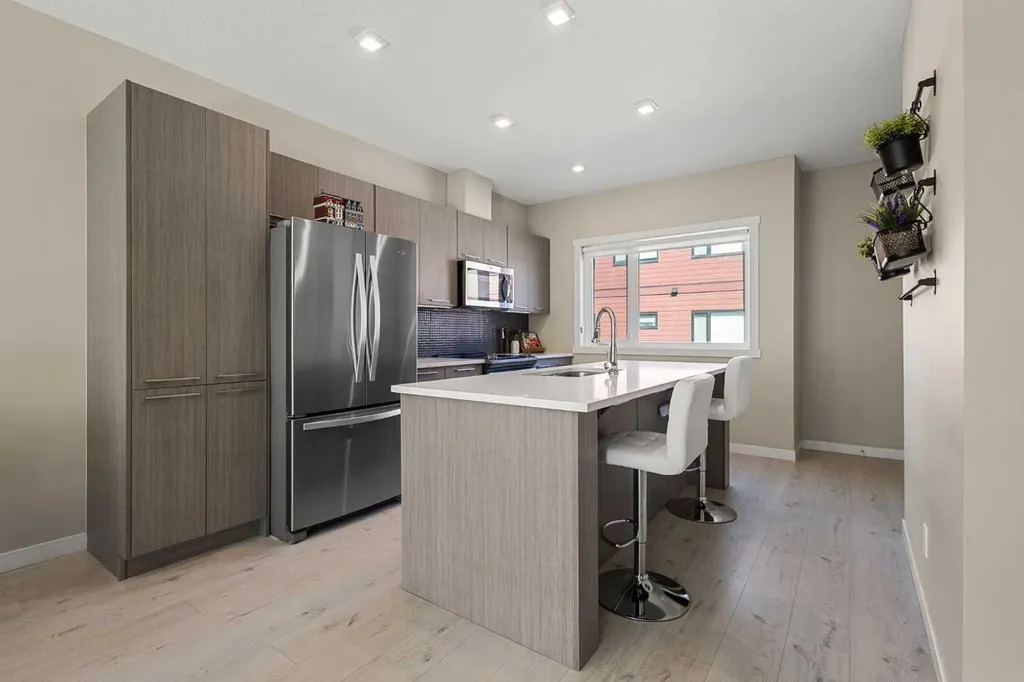 218 Sherwood NW Calgary AB T3R0Y2
