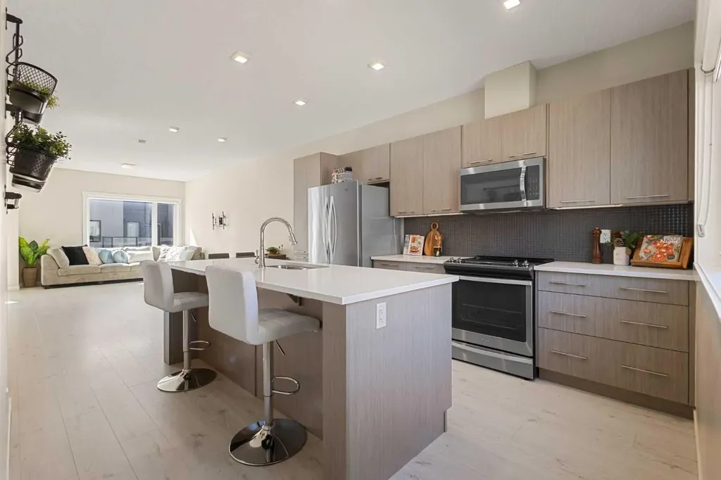 218 Sherwood NW Calgary AB T3R0Y2