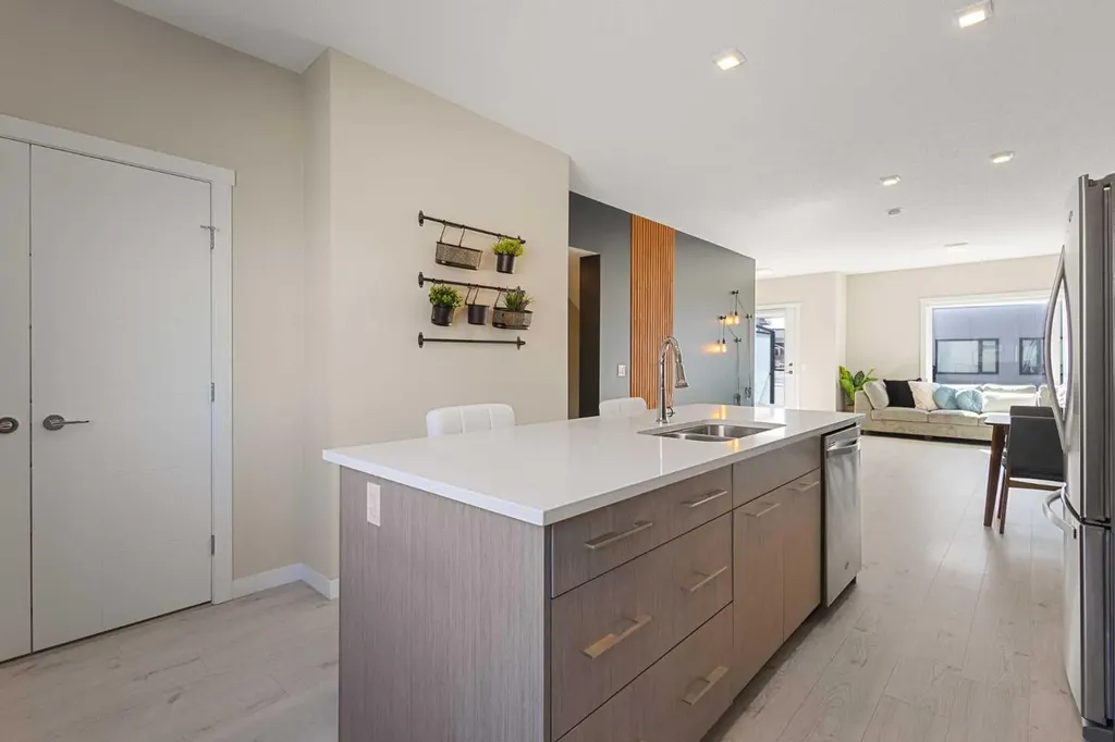 218 Sherwood NW Calgary AB T3R0Y2