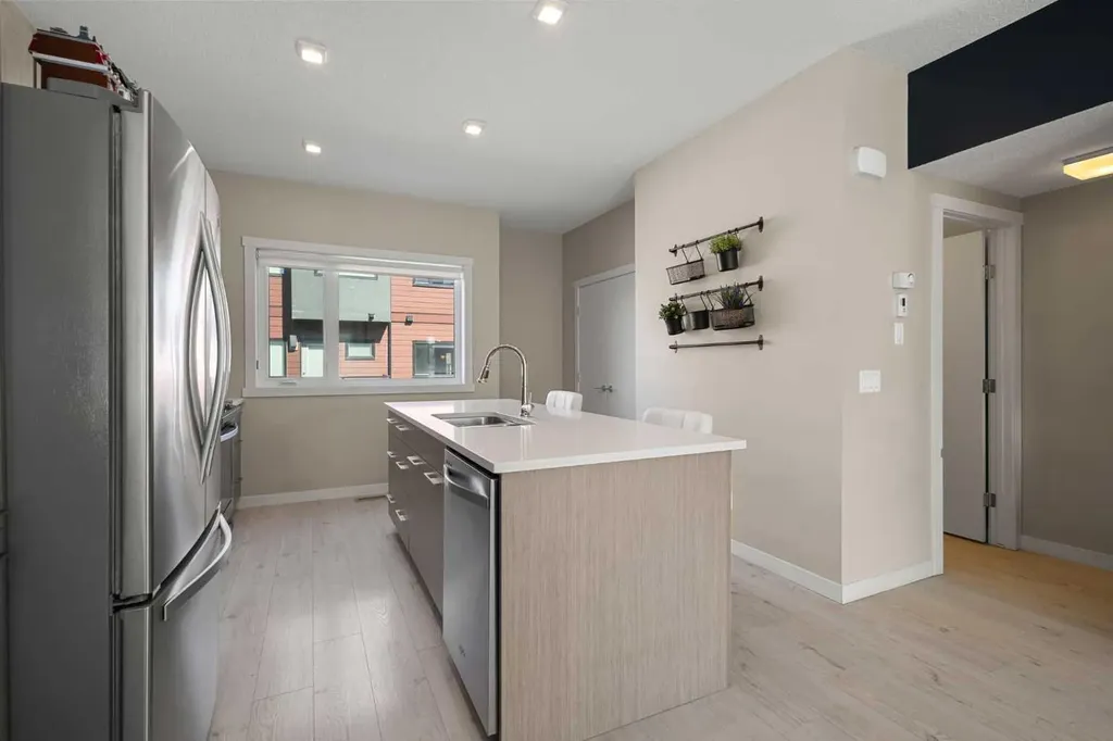 218 Sherwood NW Calgary AB T3R0Y2