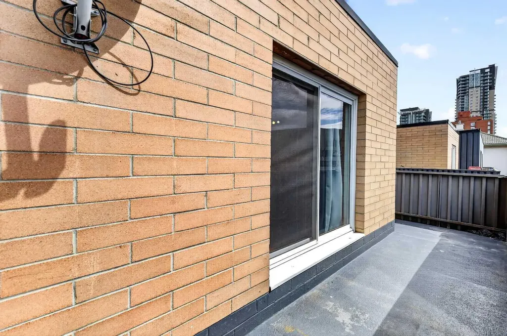 128 15 Avenue SW Calgary AB T2R 0P5