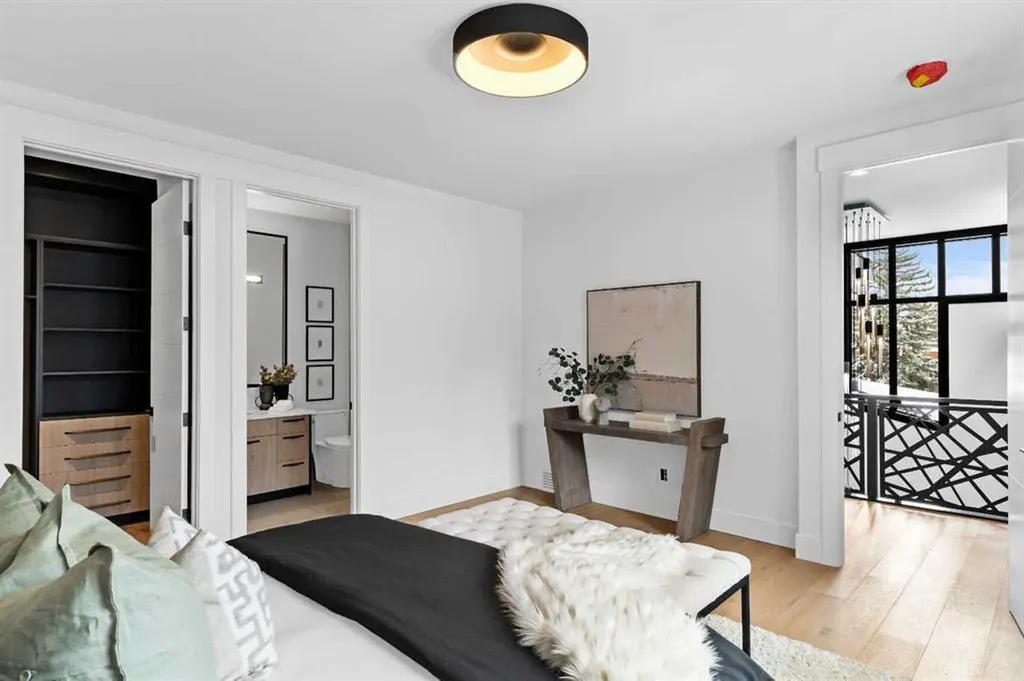 1016 Beverley Boulevard SW Calgary AB T2V 2C5