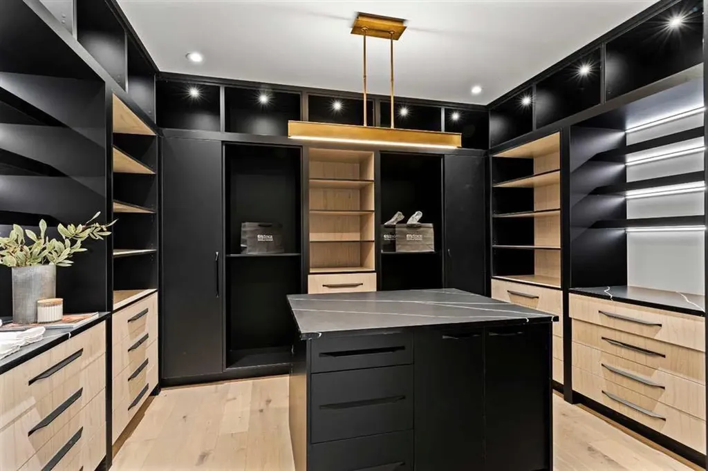 1016 Beverley Boulevard SW Calgary AB T2V 2C5