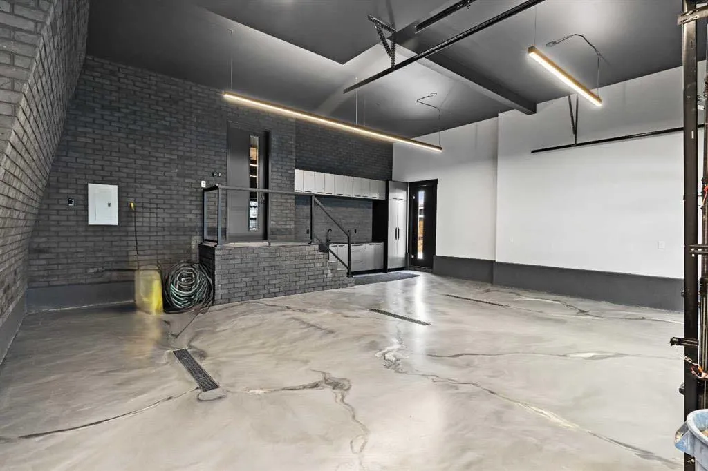 1016 Beverley Boulevard SW Calgary AB T2V 2C5