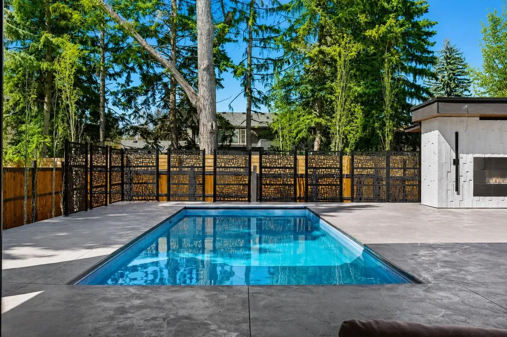 1016 Beverley Boulevard SW Calgary AB T2V 2C5