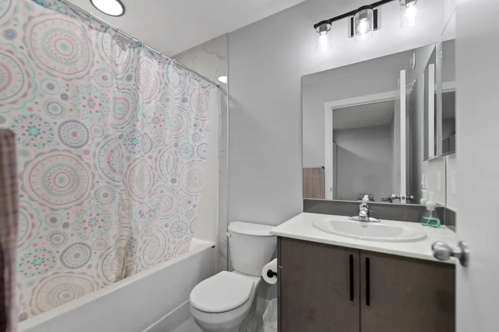 123 Corner Glen Drive NE Calgary AB T3N 2T4