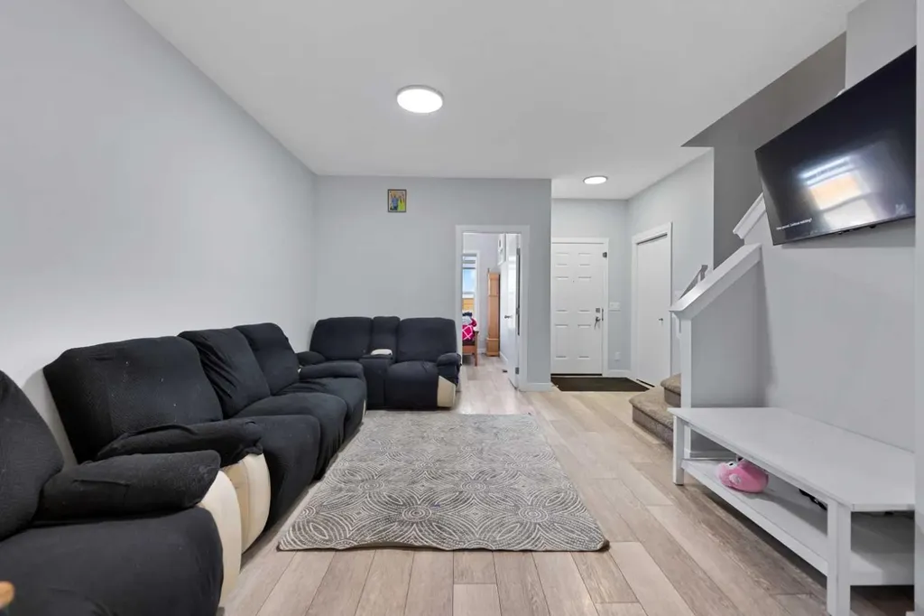 123 Corner Glen Drive NE Calgary AB T3N 2T4