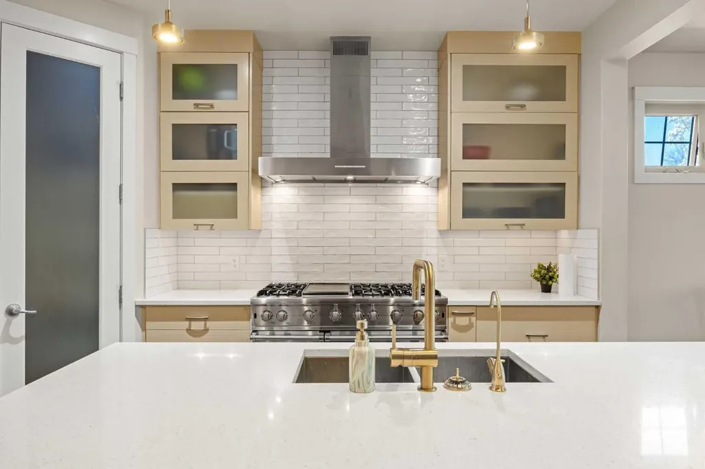 729 4 Street NW Calgary AB T2N 1P3