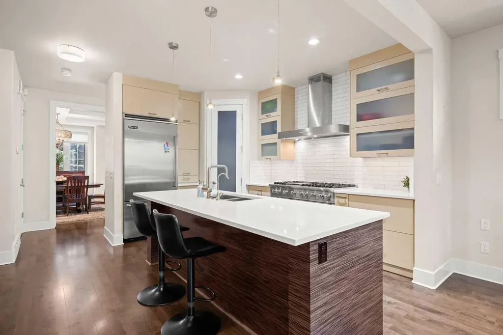 729 4 Street NW Calgary AB T2N 1P3