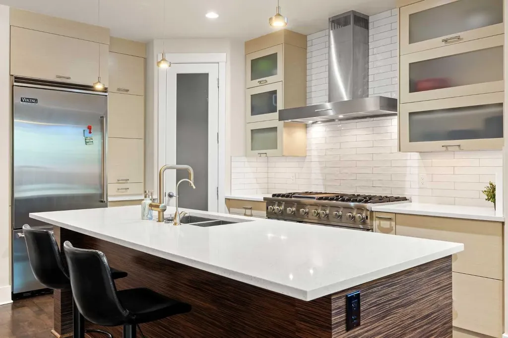 729 4 Street NW Calgary AB T2N 1P3
