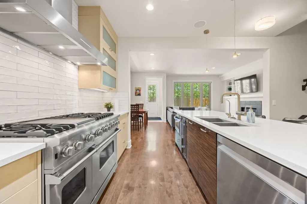 729 4 Street NW Calgary AB T2N 1P3