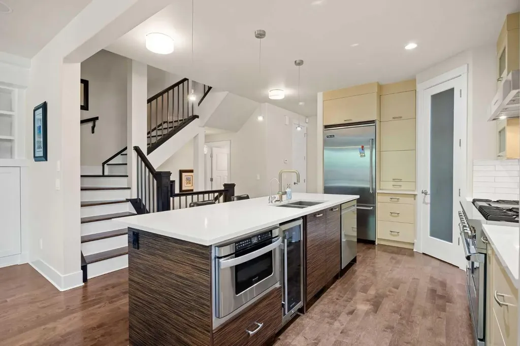 729 4 Street NW Calgary AB T2N 1P3