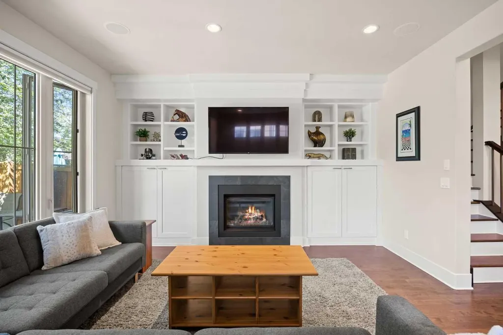 729 4 Street NW Calgary AB T2N 1P3