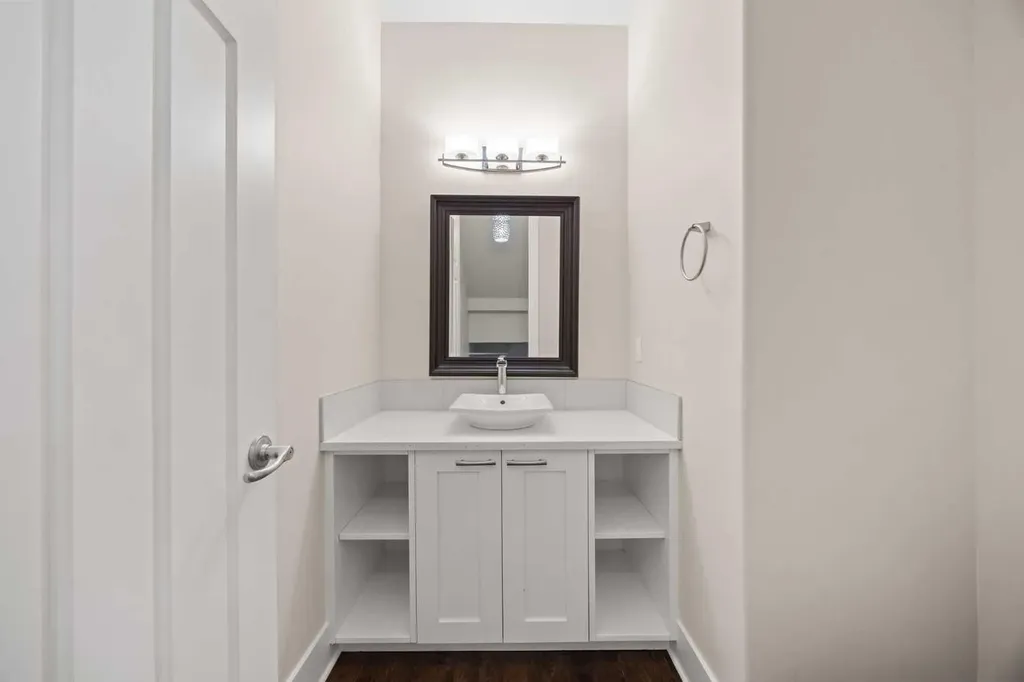 729 4 Street NW Calgary AB T2N 1P3