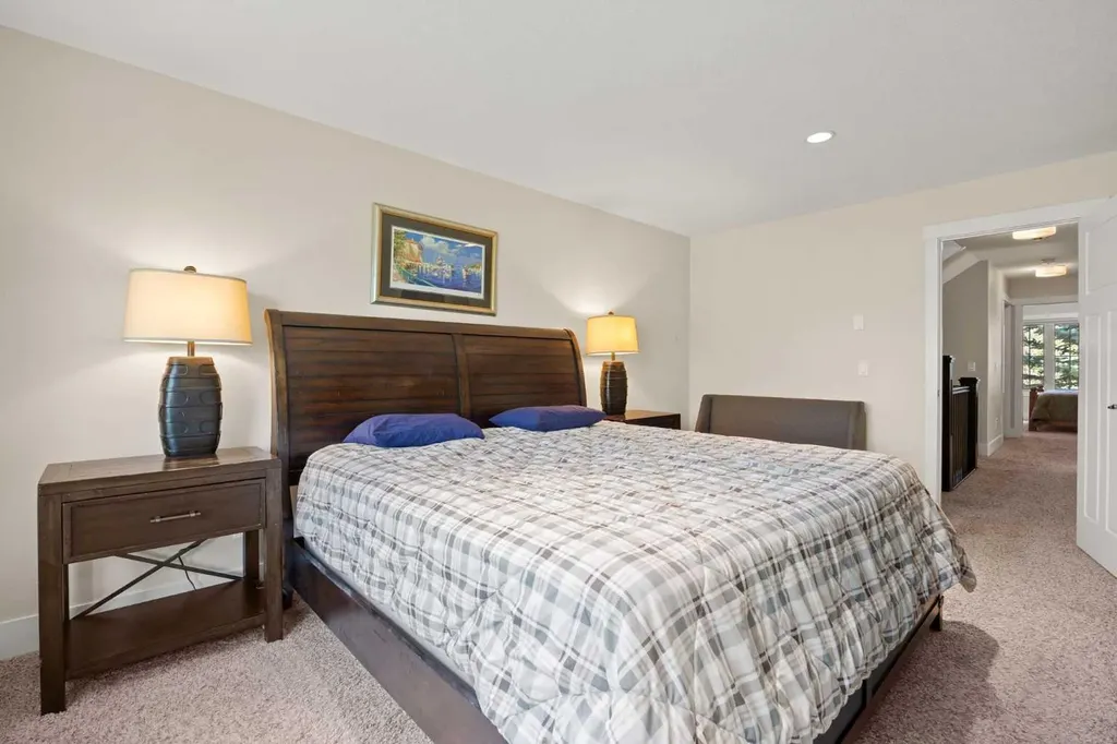 729 4 Street NW Calgary AB T2N 1P3