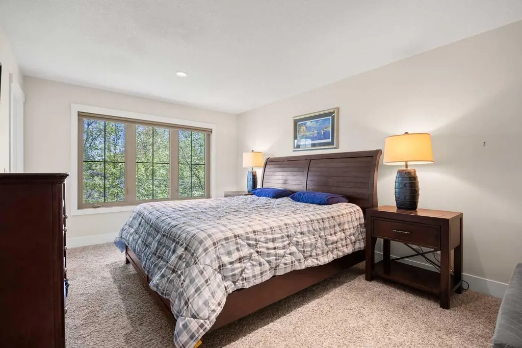729 4 Street NW Calgary AB T2N 1P3