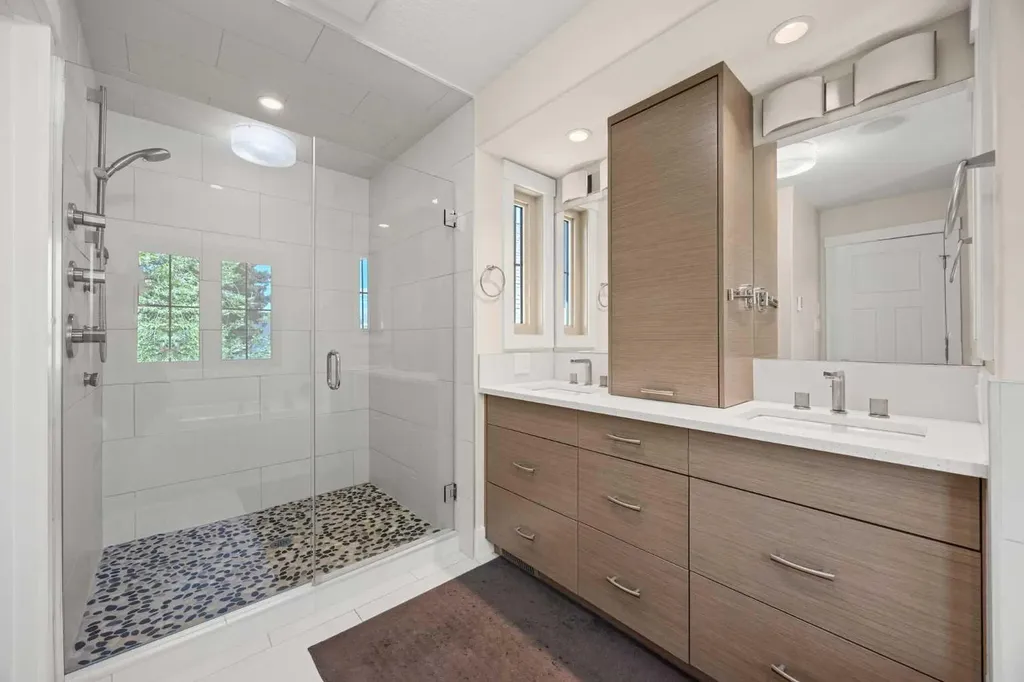 729 4 Street NW Calgary AB T2N 1P3