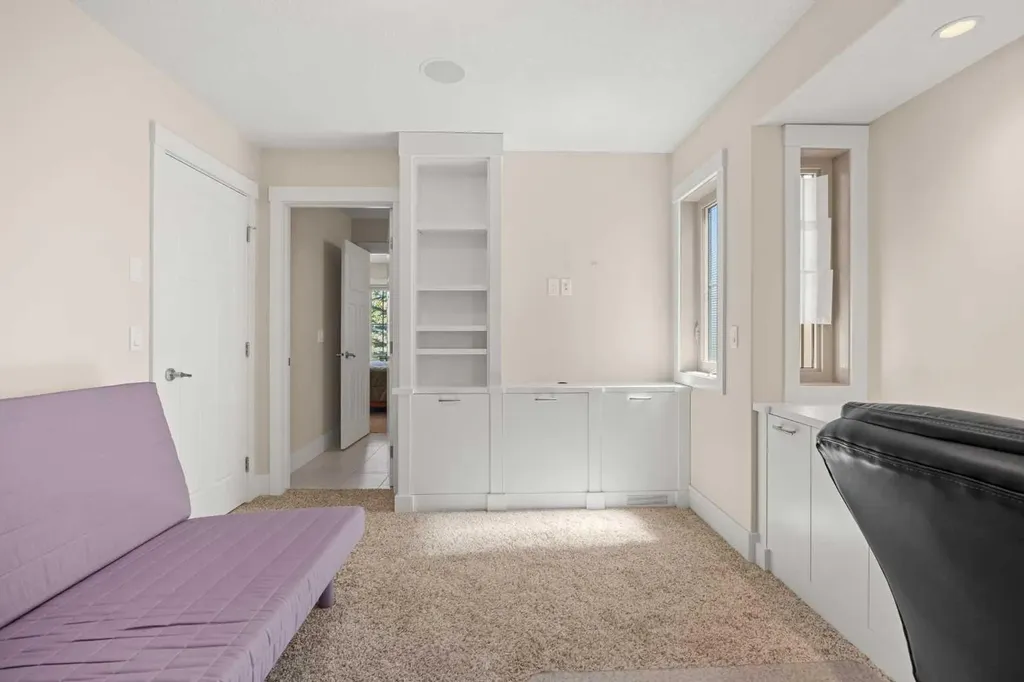 729 4 Street NW Calgary AB T2N 1P3