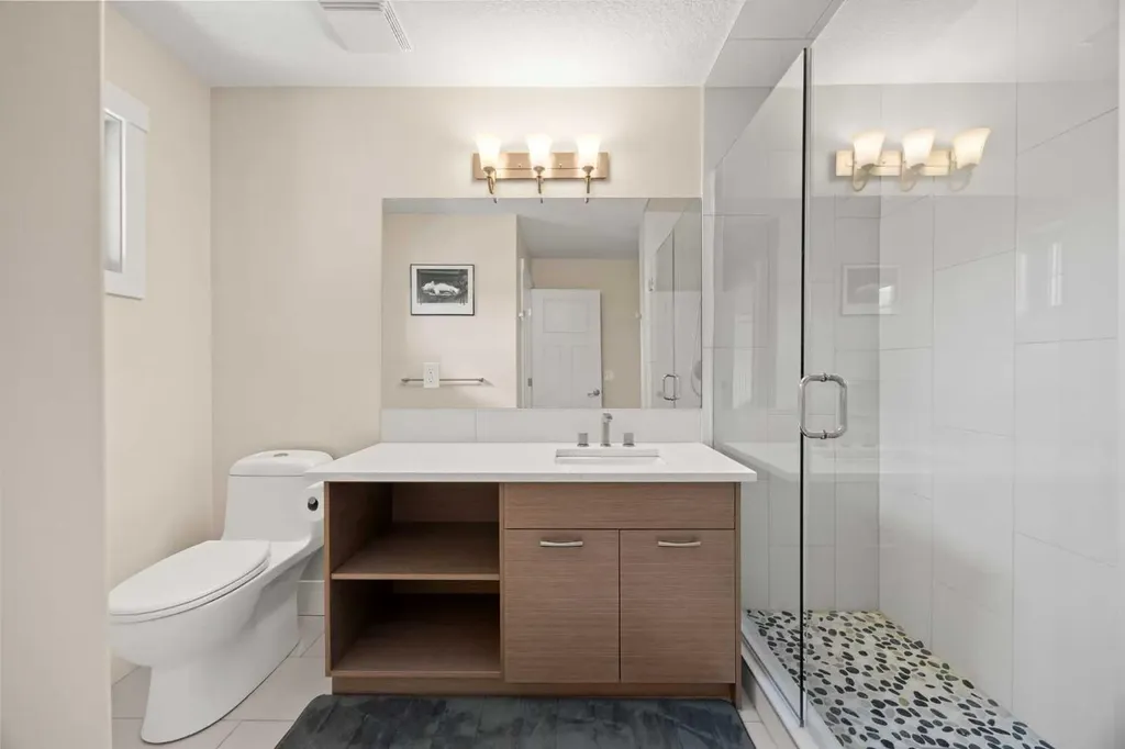 729 4 Street NW Calgary AB T2N 1P3