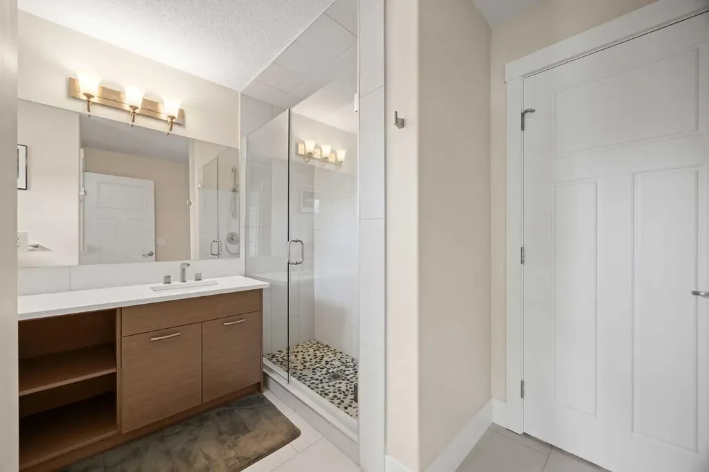 729 4 Street NW Calgary AB T2N 1P3