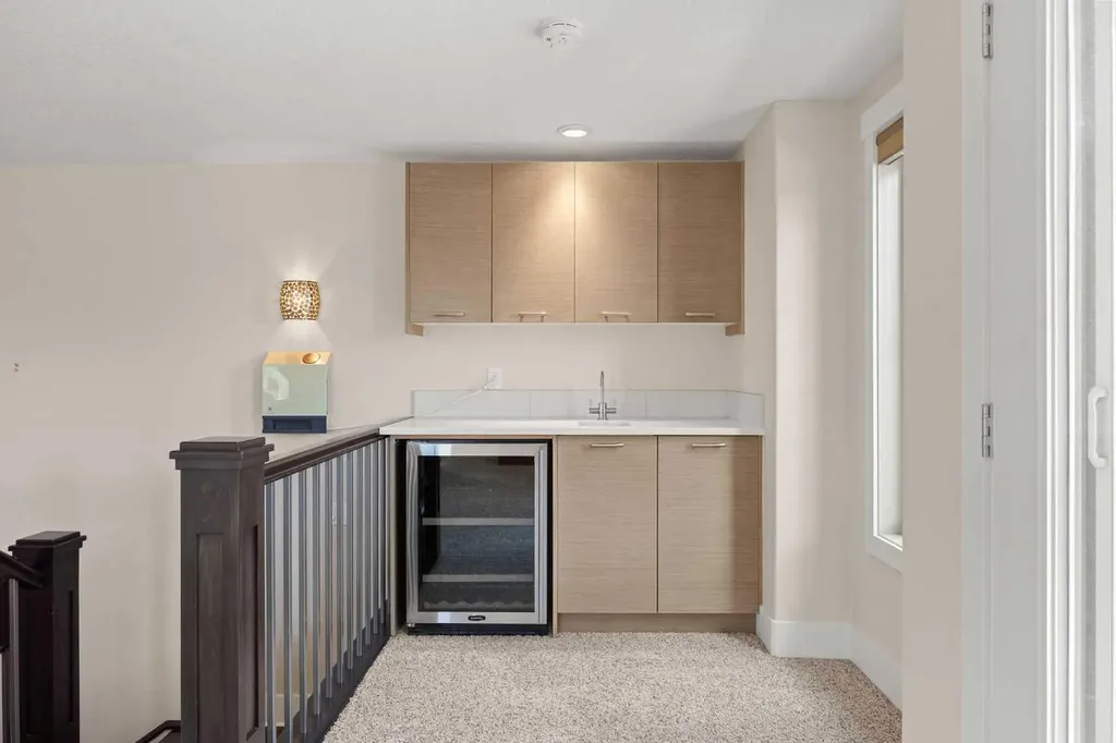 729 4 Street NW Calgary AB T2N 1P3