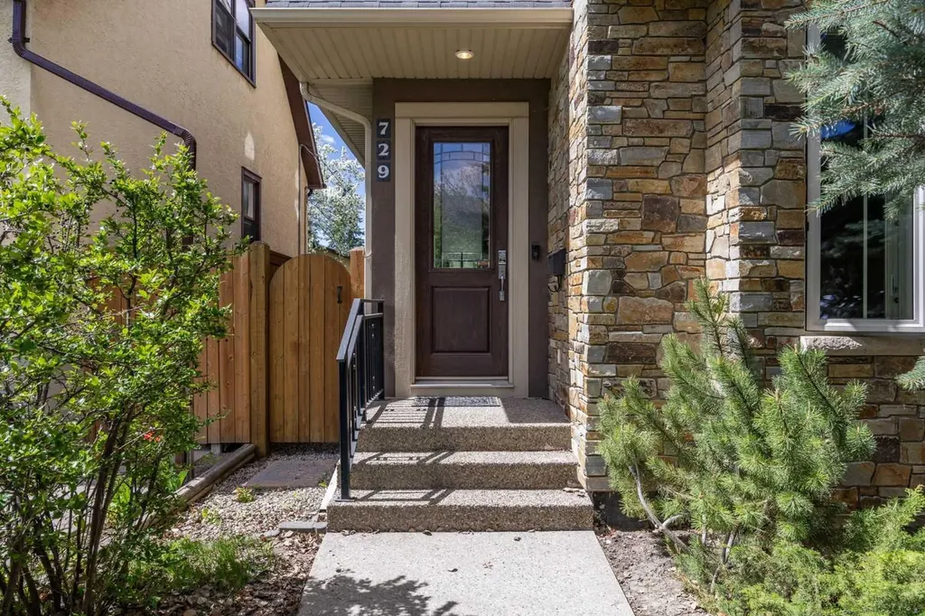 729 4 Street NW Calgary AB T2N 1P3