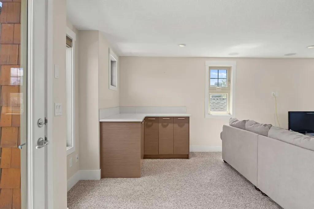 729 4 Street NW Calgary AB T2N 1P3