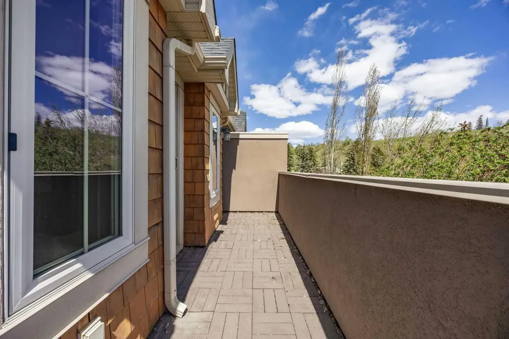 729 4 Street NW Calgary AB T2N 1P3
