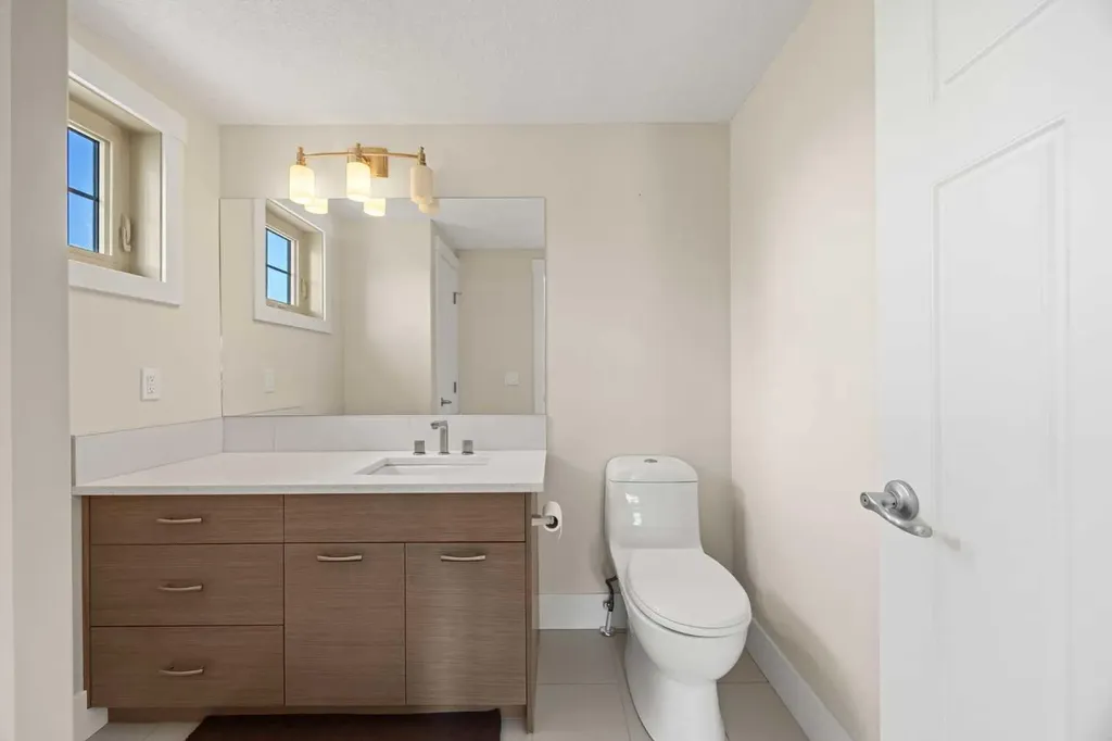 729 4 Street NW Calgary AB T2N 1P3