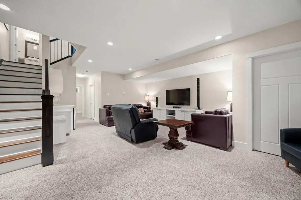 729 4 Street NW Calgary AB T2N 1P3