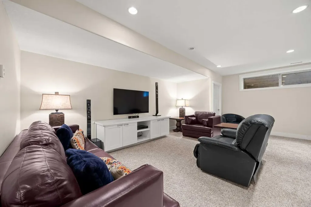 729 4 Street NW Calgary AB T2N 1P3