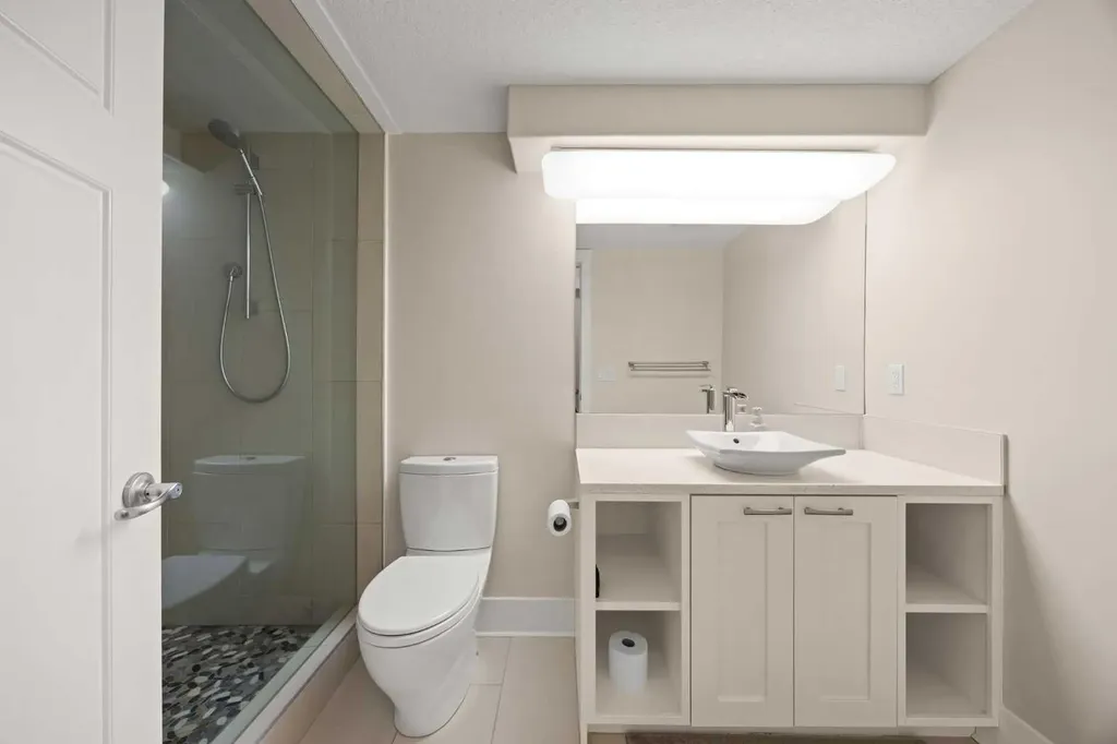 729 4 Street NW Calgary AB T2N 1P3