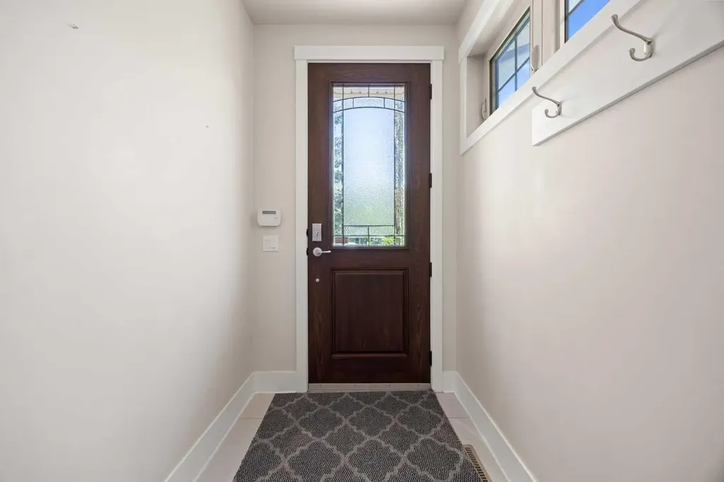 729 4 Street NW Calgary AB T2N 1P3