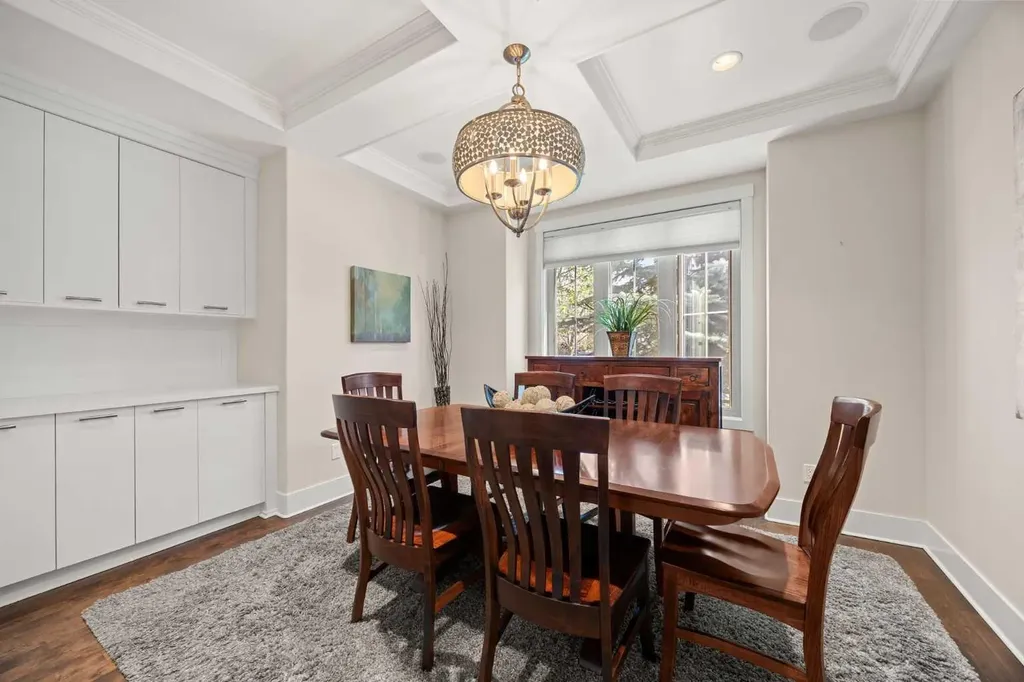 729 4 Street NW Calgary AB T2N 1P3