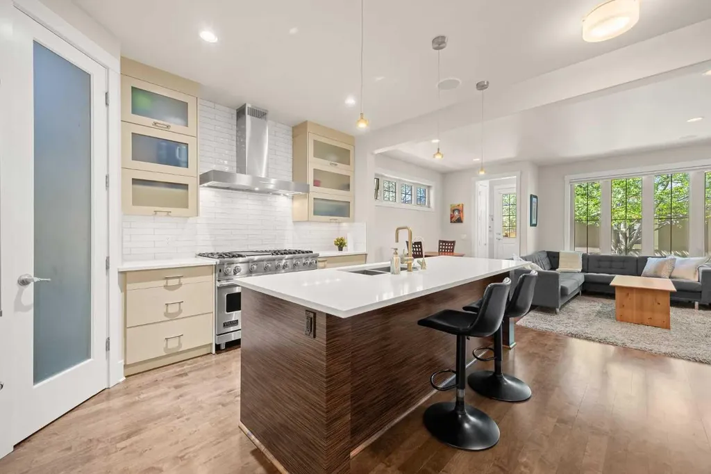 729 4 Street NW Calgary AB T2N 1P3