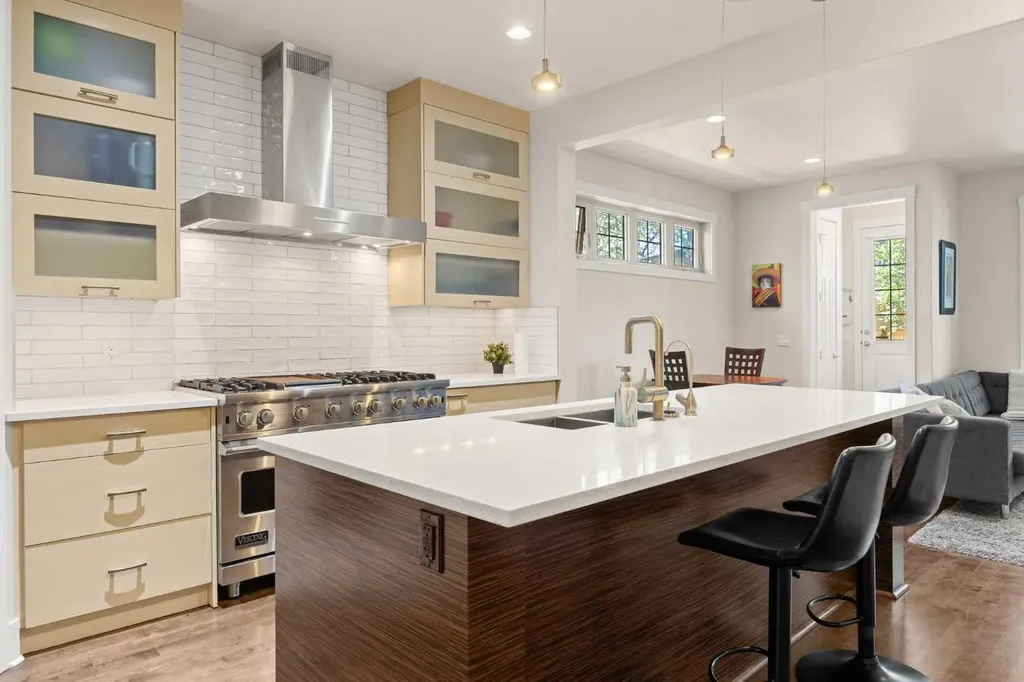 729 4 Street NW Calgary AB T2N 1P3