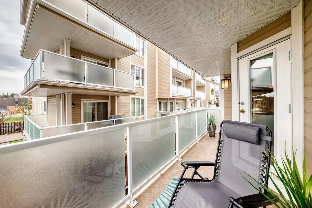 3727 42 Street NW Calgary AB T3A 2W3