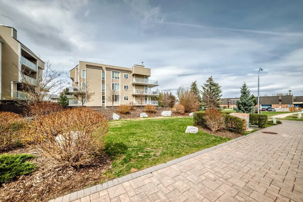 3727 42 Street NW Calgary AB T3A 2W3