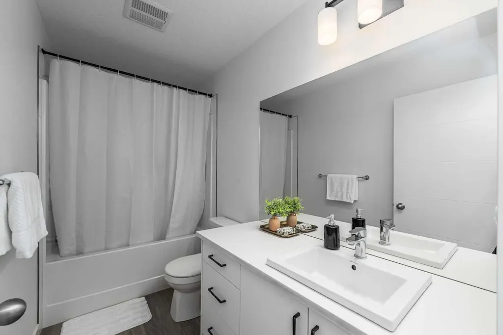 2117 81 Street SW Calgary AB T3H 6H5