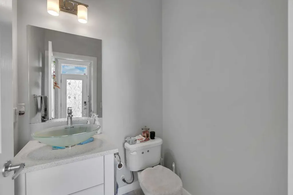 552 Redstone Drive NE Calgary AB T3N 0R3
