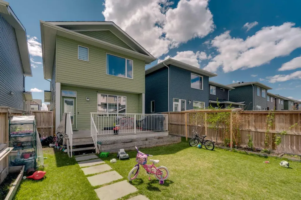 552 Redstone Drive NE Calgary AB T3N 0R3