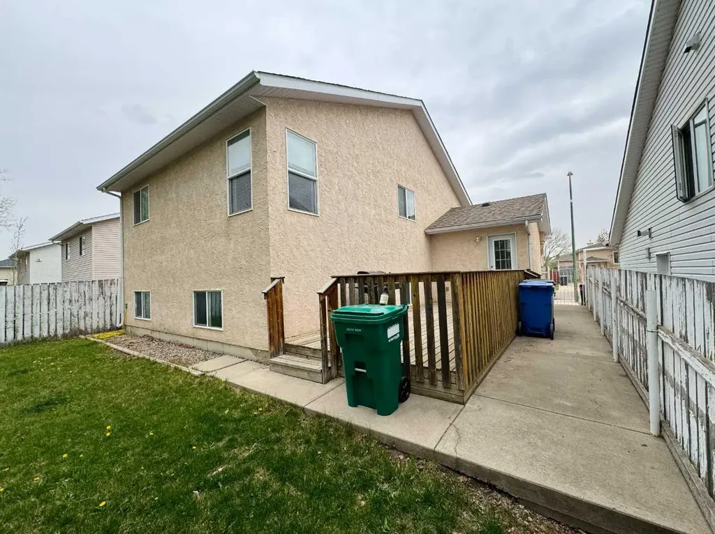 82 Harvard Crescent W Lethbridge AB T1K 6R4