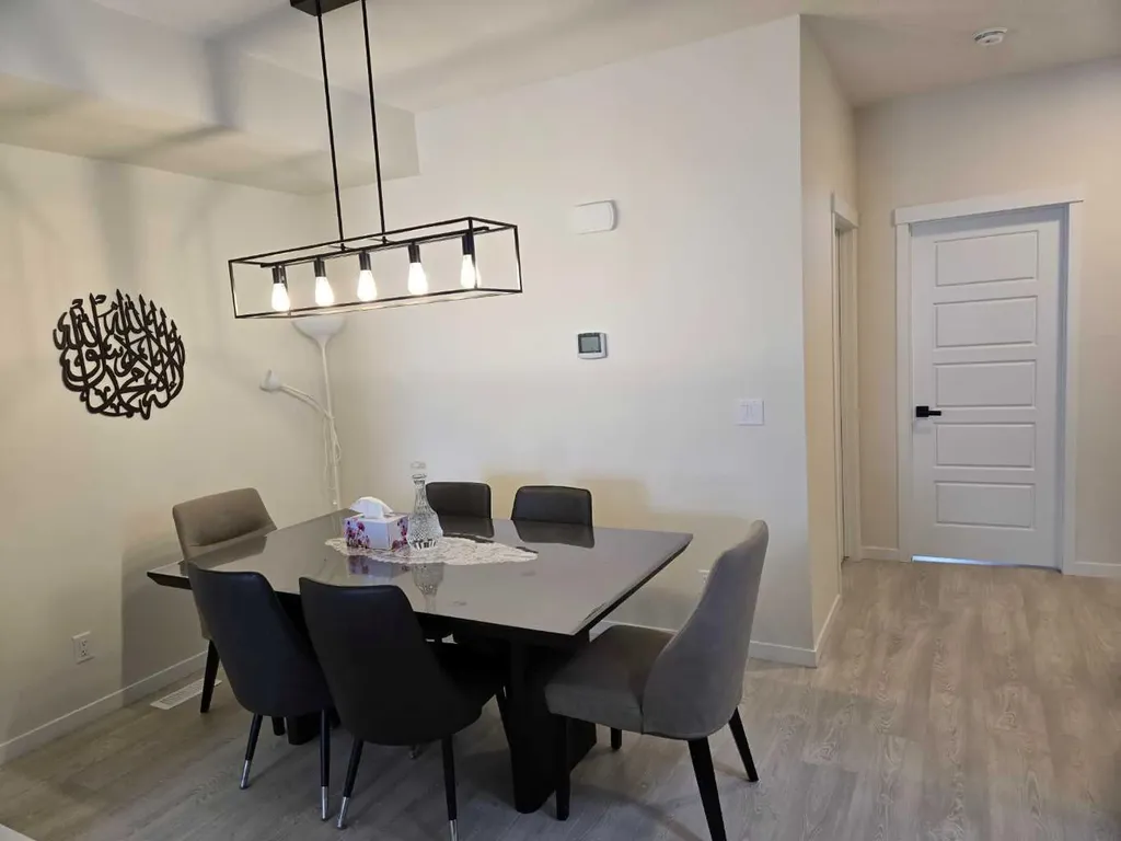431 Rowmont Boulevard NW Calgary AB T3l0l3
