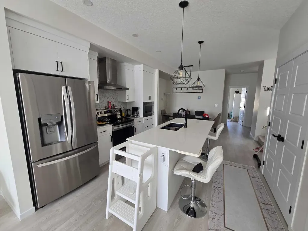 431 Rowmont Boulevard NW Calgary AB T3l0l3