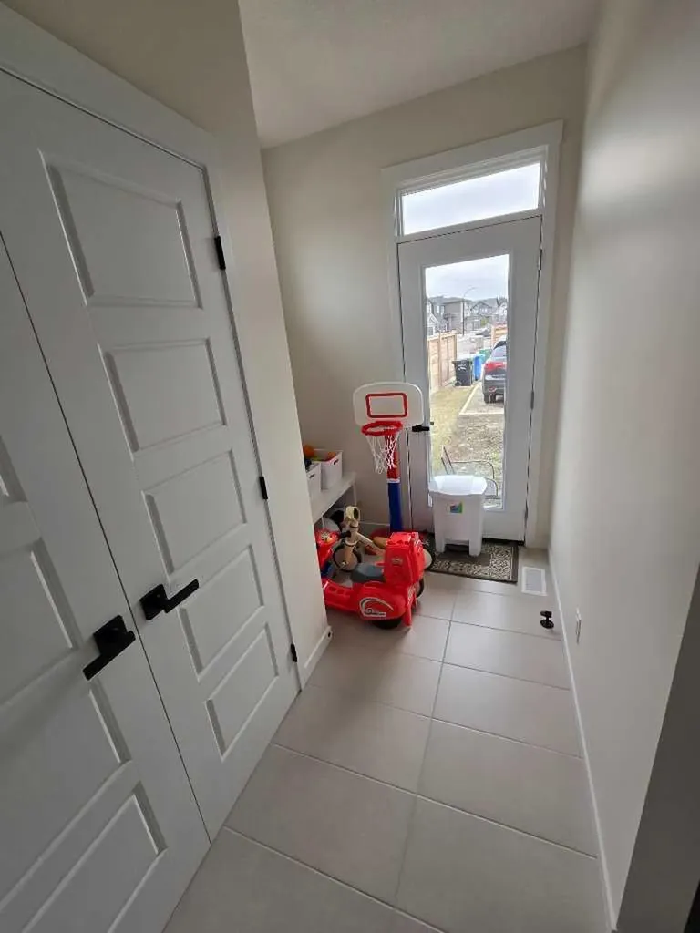 431 Rowmont Boulevard NW Calgary AB T3l0l3