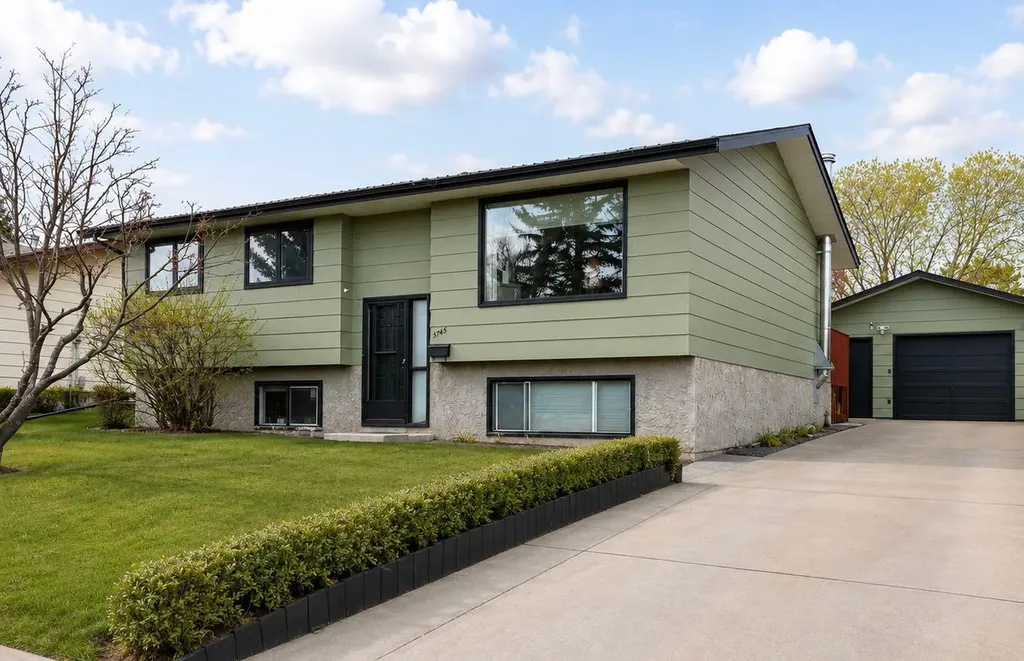5748 55 Street Rocky Mountain House AB T4T 1J7