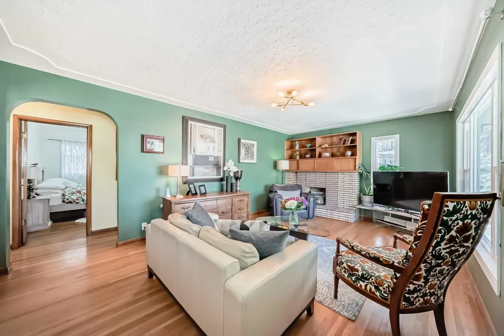 3604 Parkhill Street SW Calgary AB T2S 2Z6