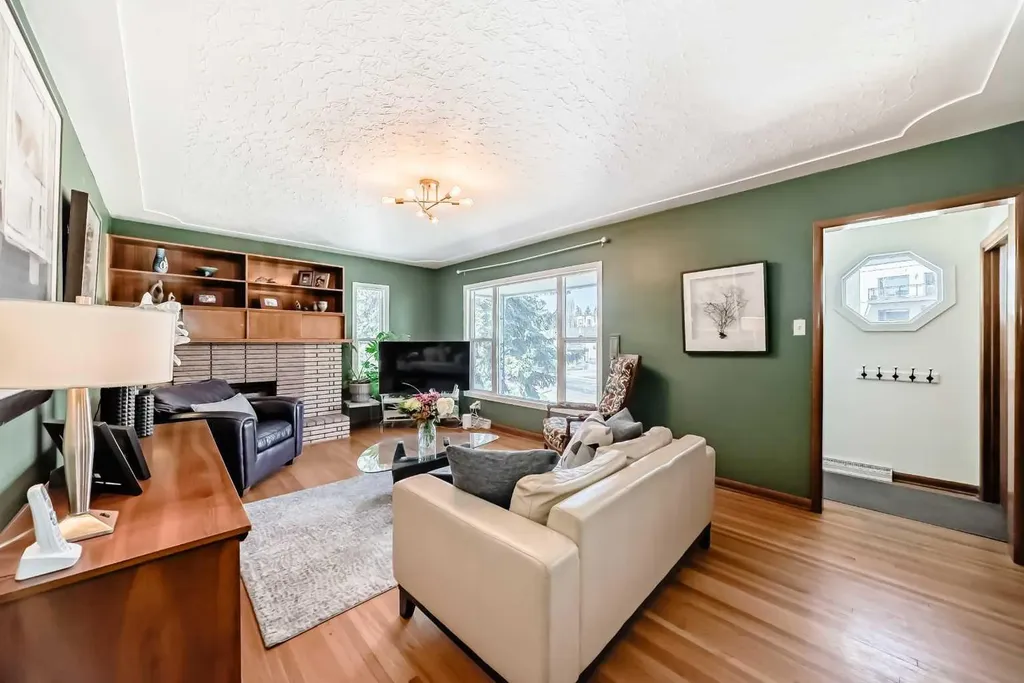 3604 Parkhill Street SW Calgary AB T2S 2Z6