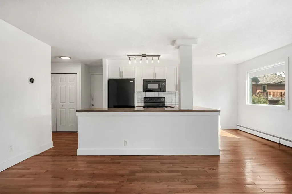 2110 15 Street SW Calgary AB T2T 3Y8